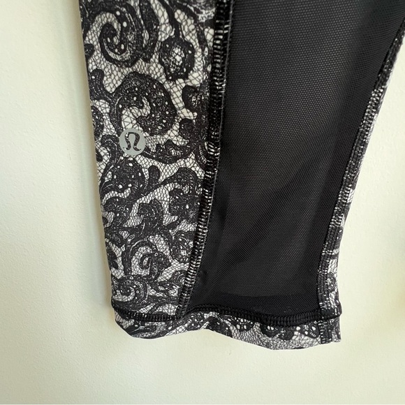 Lululemon Outrun 17" Crop Mini Cinder Lace White Black / Black Size 4 Coquette - Picture 9 of 15